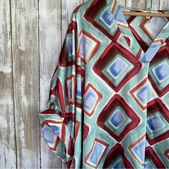 Entro Watercolor Diamond Oversized Blouse - Picture 8 of 9